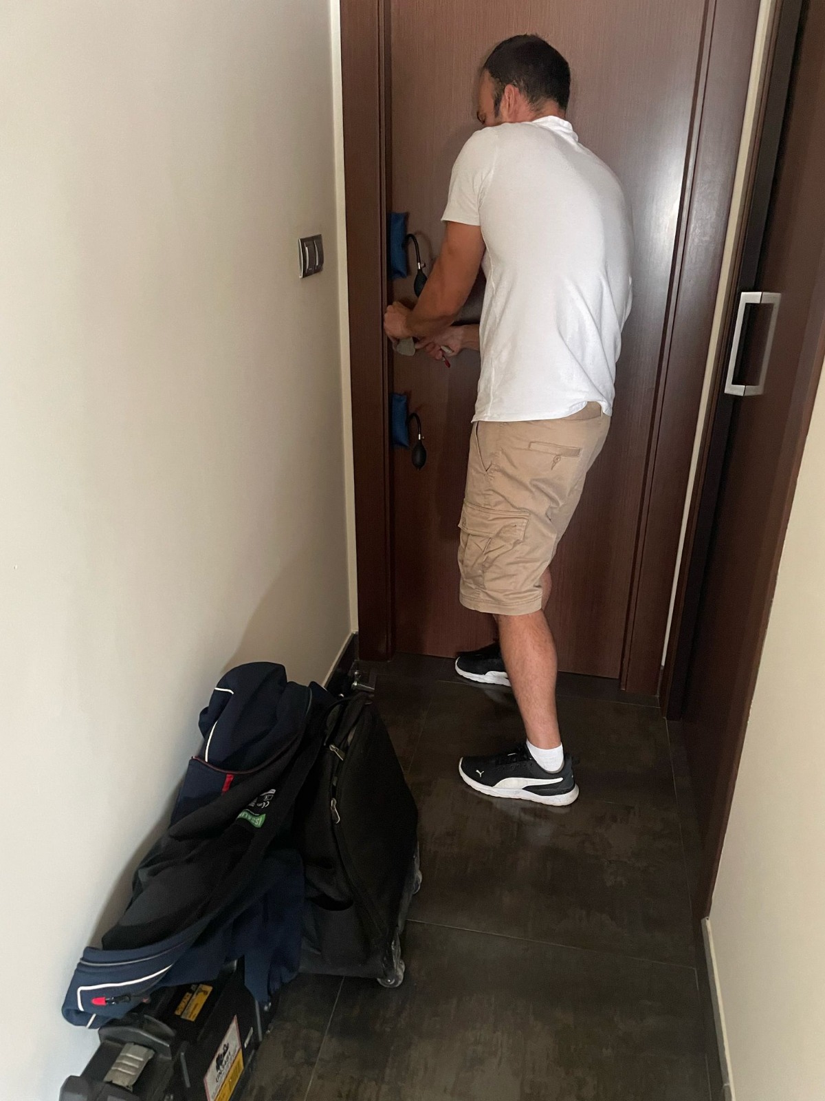 Cerrajero trabajando en puerta sur Alicante